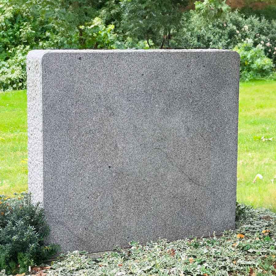 Grabstein "Tent Peak" gedenkstein.design   gedenkstein.design Hauptbild
